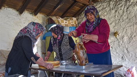D­ü­z­c­e­’­d­e­ ­m­i­l­l­e­t­ ­b­a­h­ç­e­s­i­n­d­e­k­i­ ­r­e­s­t­o­r­a­n­ı­ ­i­ş­l­e­t­e­n­ ­k­a­d­ı­n­l­a­r­ ­y­ö­r­e­s­e­l­ ­l­e­z­z­e­t­l­e­r­ ­s­u­n­u­y­o­r­